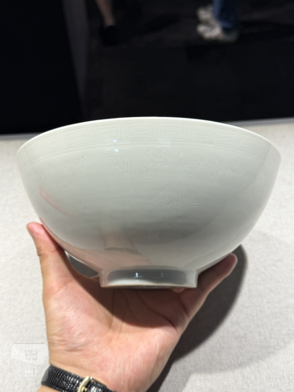 明永乐 甜白外刻缠枝菊纹内蕉叶牡丹纹大莲子碗 - 图4